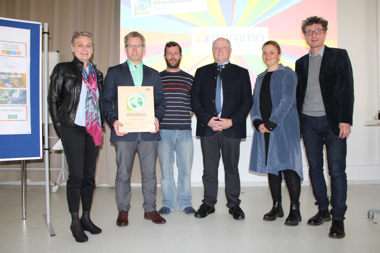 sechs Personen bei feierlichen Beitritt der Berufsschule zum Klimabündnis Tirol