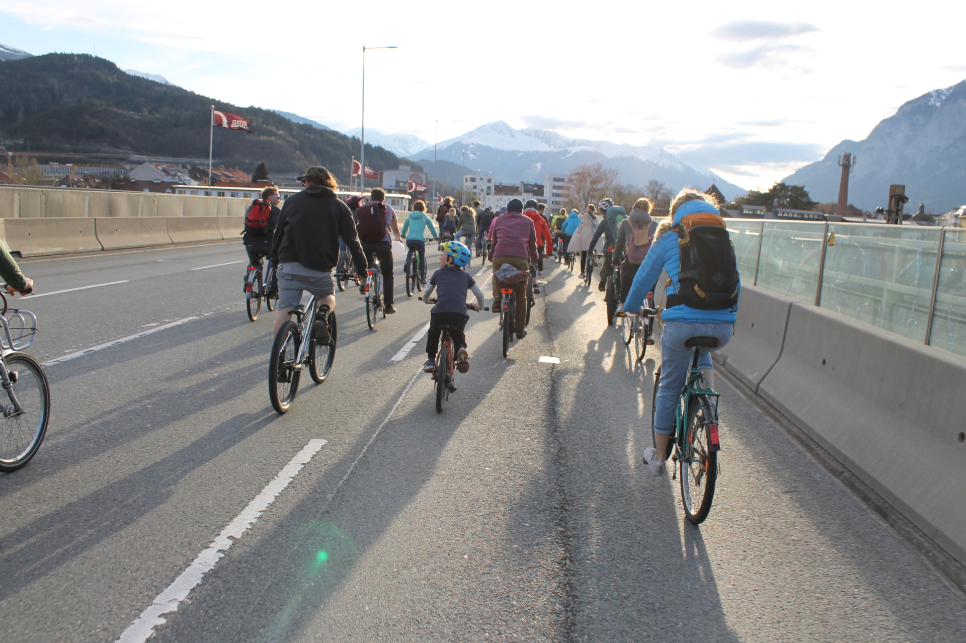 Zum Start von Tirol radelt findet am 20. März eine Radparade durch Innsbruck statt. Los geht’s um 18 Uhr am Rennweg. Je lauter und bunter, desto besser!