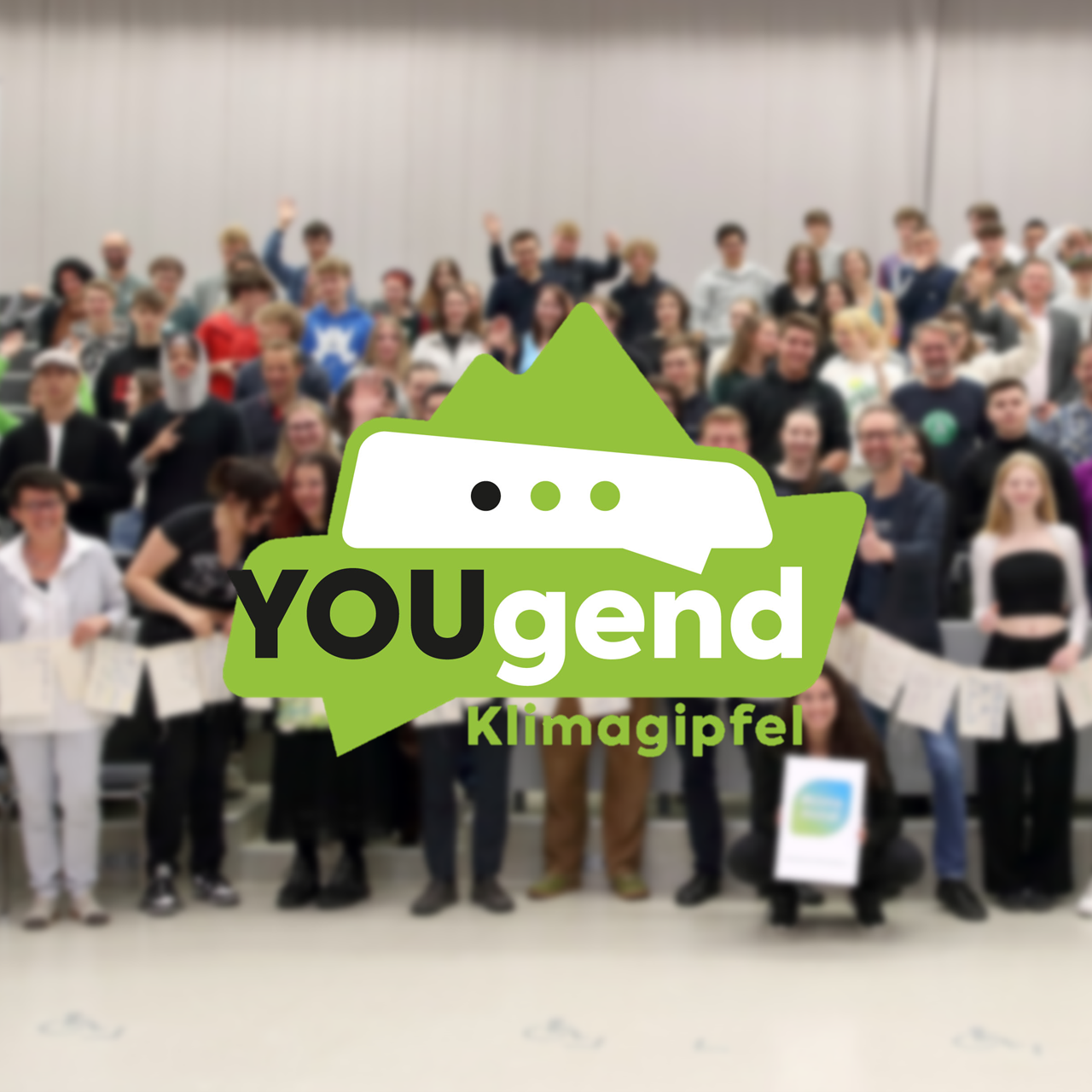 4. OÖ Jugendklimagipfel Jugendliche im Hintergrund, davor Logo von Jugendklimagipfel