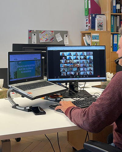 Eine Person ist mit vielen anderen in einem Videocall.