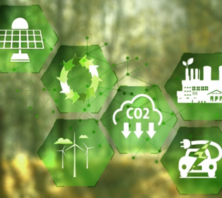 Ein unscharfes Bild eines Walds mit Symbolen die auf CO2 Ausstoß aufmerksam machen