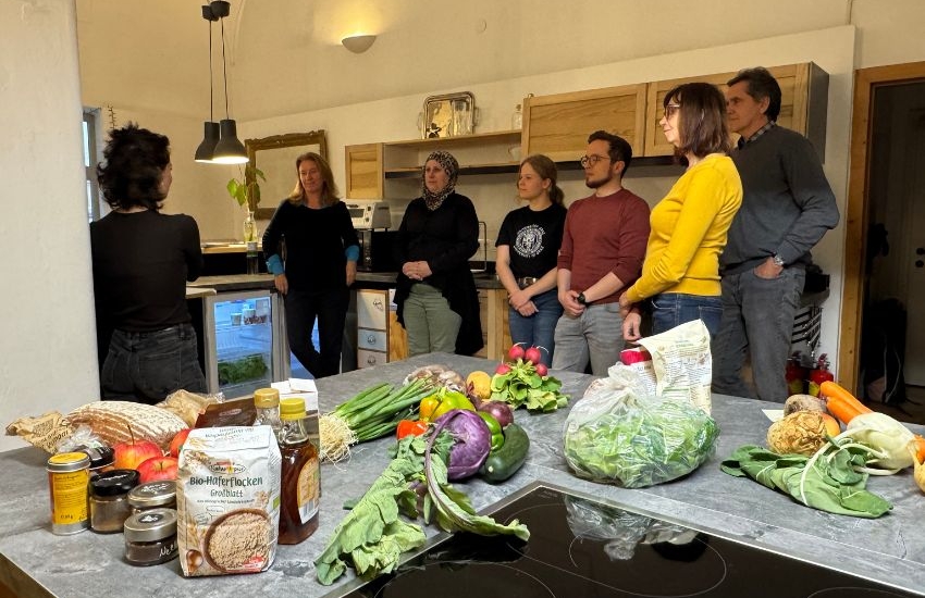 Menschen hinter buntem Gemüse