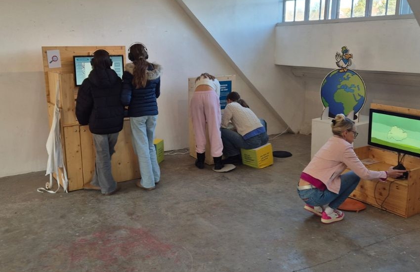 Kinder bespielen Klimaversum Stationen