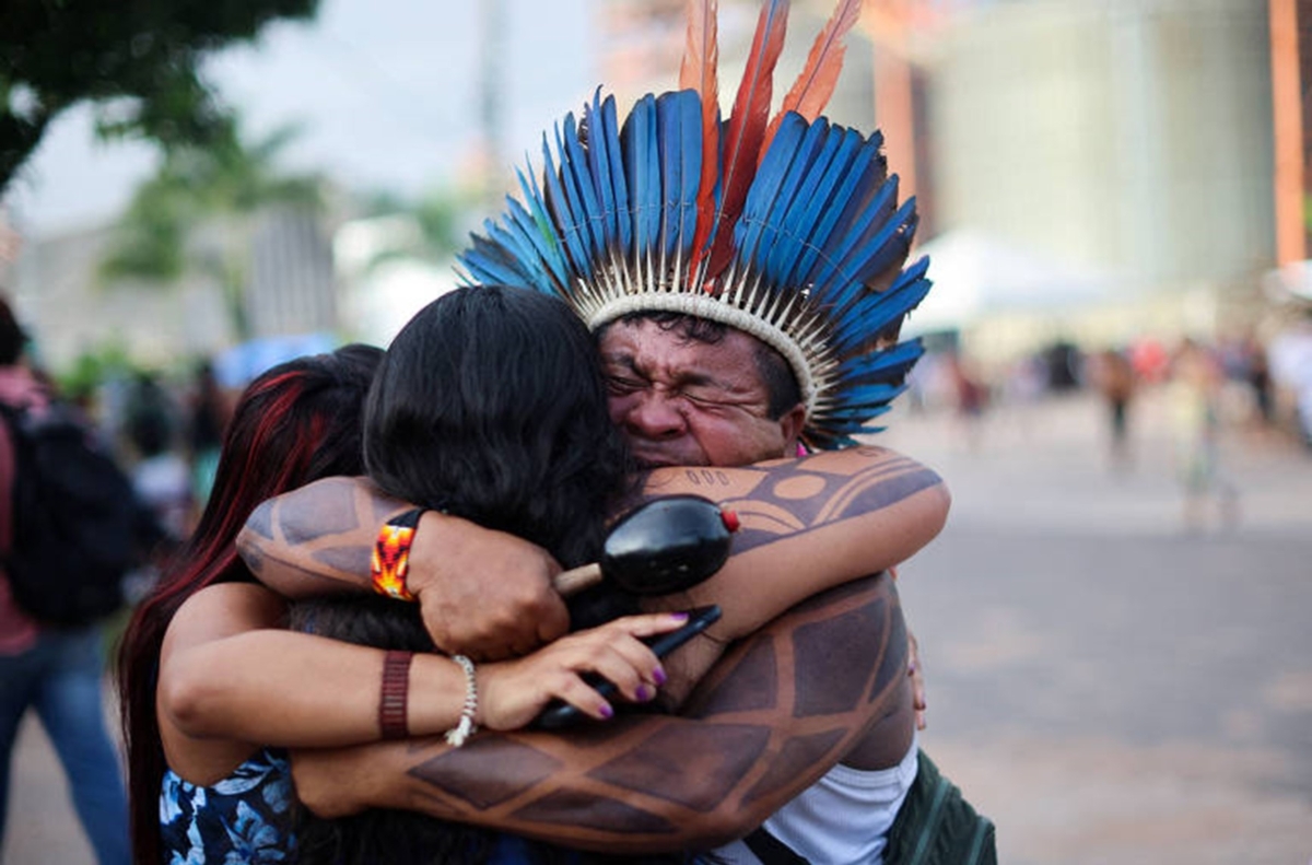 Indigene Menschen umarmen sich in Santarém, um die Aufhebung der Wasserstraßen-Verordnung im Amazonasgebiet nach einem Monat Protest zu feiern