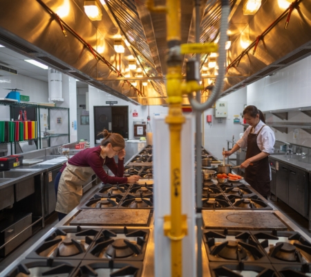 Zwei Frauen in einer gewerblichen Küche