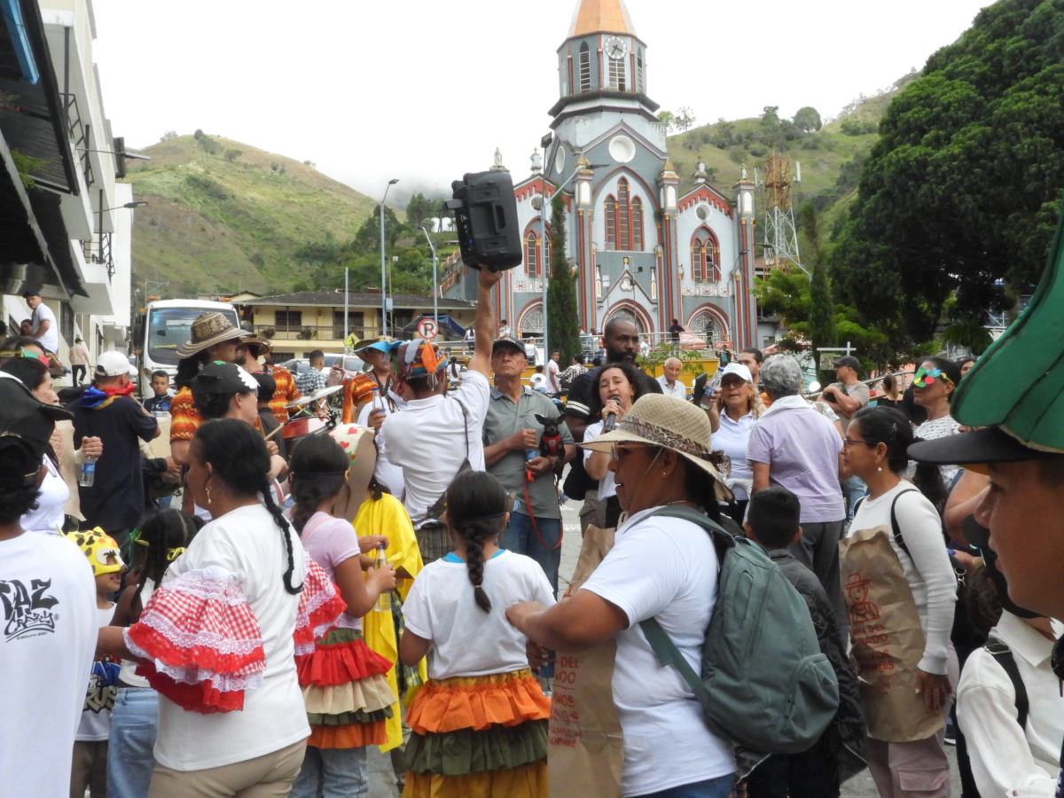 Wasser- und Bergfestival in Carmen de Atrato, viele Menschen stehen fröhlich auf Vorplatz vor Kirche zusammen