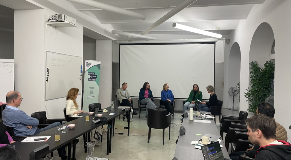 Podiumsdiskussion vier Frauen und ein Mann mehrere Menschen hören zu
