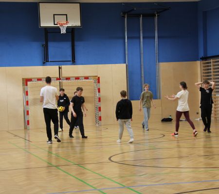 Kinder spielen Indoor Fußball