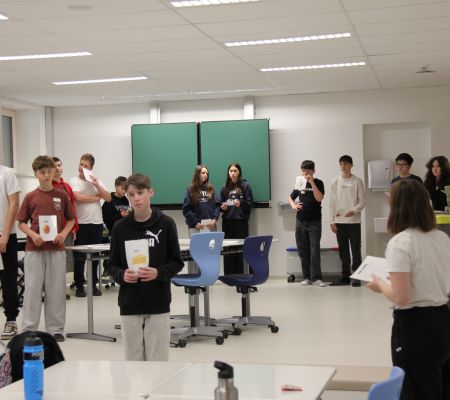 Kinder halten Lebensmittelbilder hoch