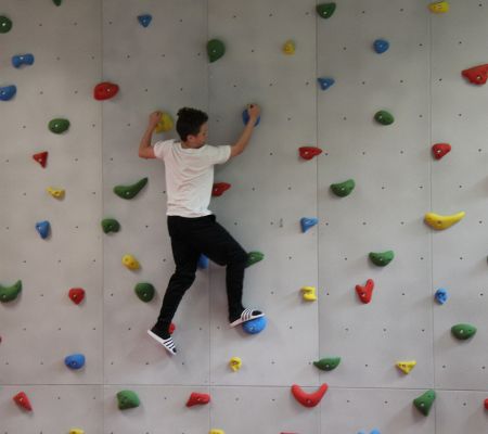 Kind an Kletterwand