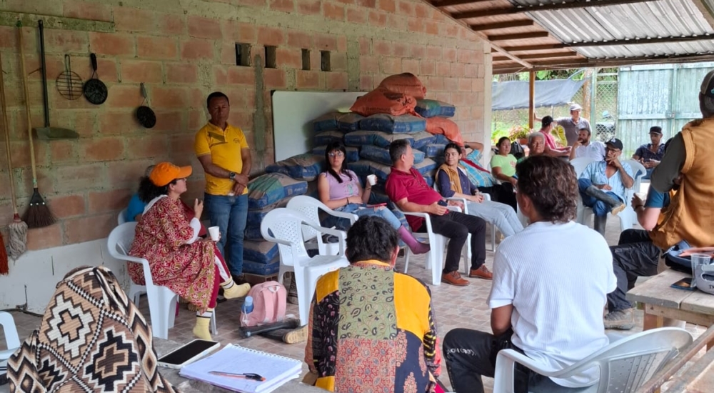mehrere Menschen sitzen zusammen und reden