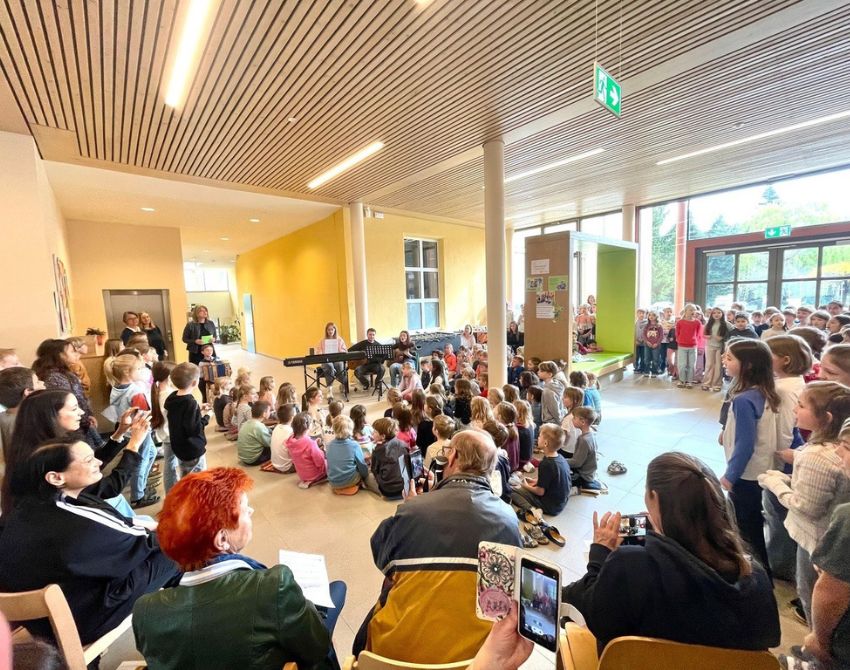 Kinder und Erwachsene wohnen interessiert der Eröffnung der Mobilitätswoche bei