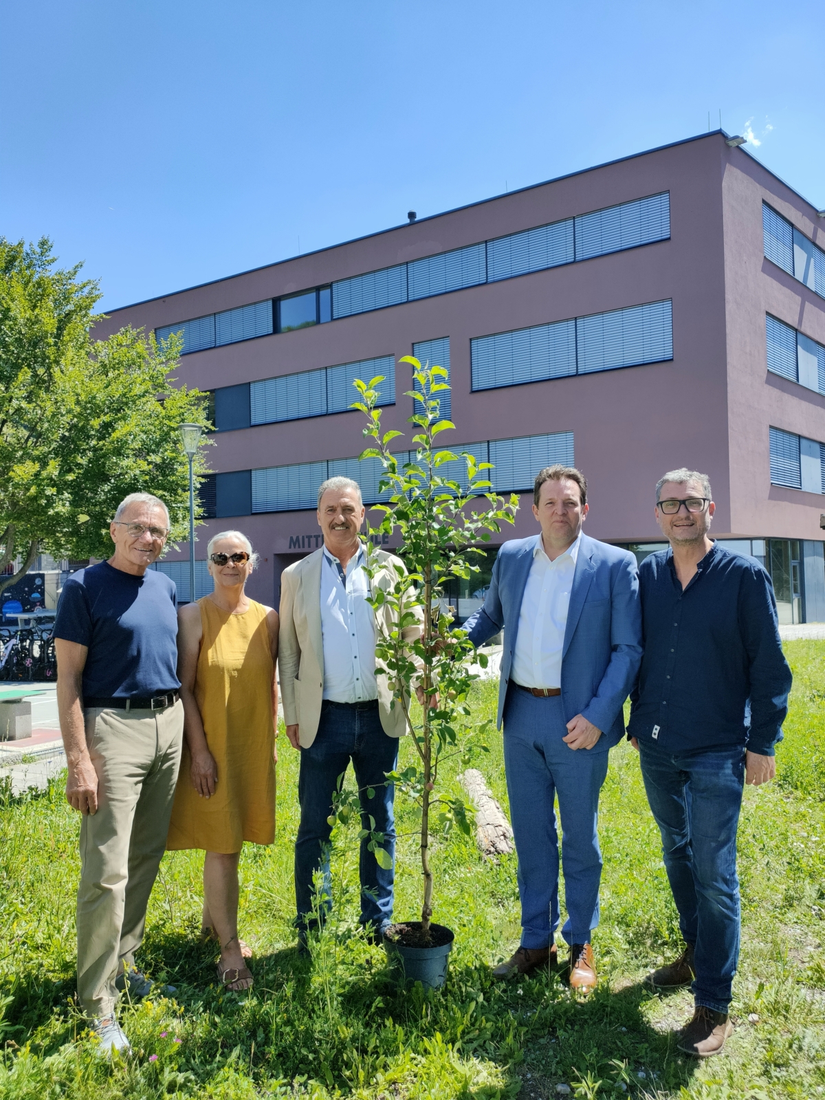 Übergabe eines Jubiläums-Bäumchens zum 10-jährigen Bestehen der Marktge-meinde Brixlegg im Klimabündnis Tirol. Von links: e5-Teamleiter Alfred Landl, Ge-meinderätin Lea Ventura, Bürgermeister der Marktgemeinde Brixlegg Rudolf Pue-cher, Klimabündnis-Obmann René Zumtobel und Klimabündnis-Geschäftsführer Andrä Stigger.